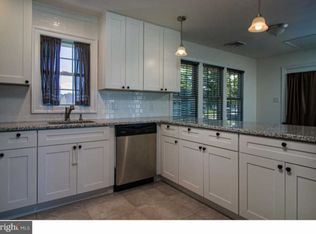 21 Iroquois Rd, Levittown, PA 19057