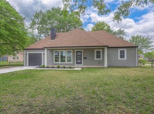 821 S Ridgeview Rd, Olathe, KS 66061