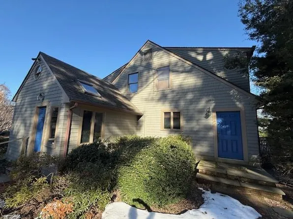 37 Ferry Rd, Saunderstown, RI 02874