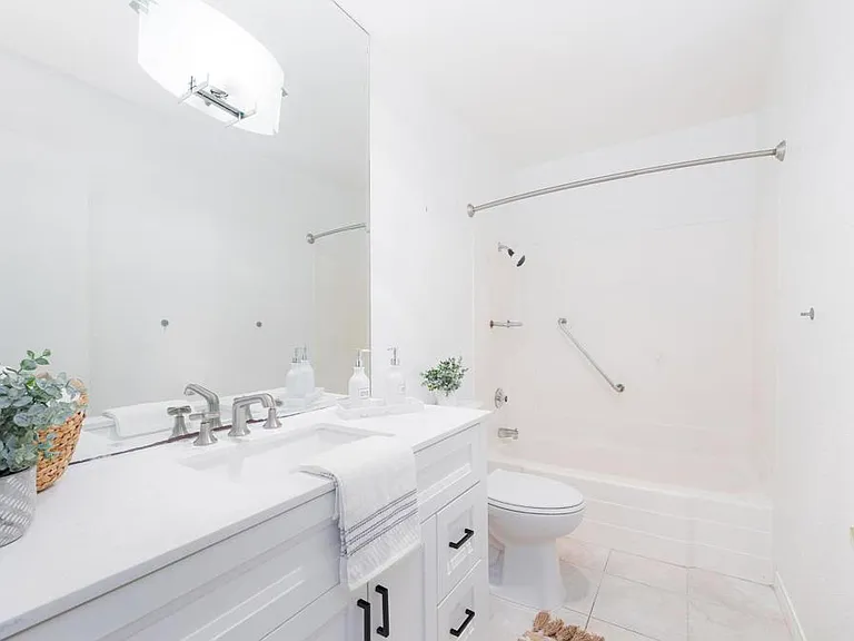 424 Stratford Ct — Photo 15