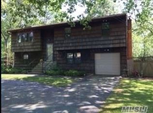 624 Hawkins Rd, Selden, NY 11784