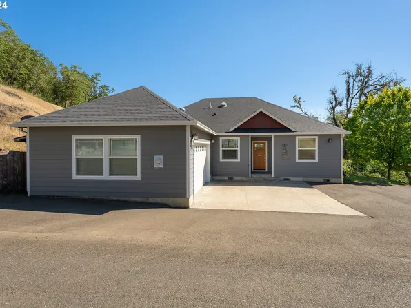 1791 NE Rocky Dr, Roseburg, OR 97470