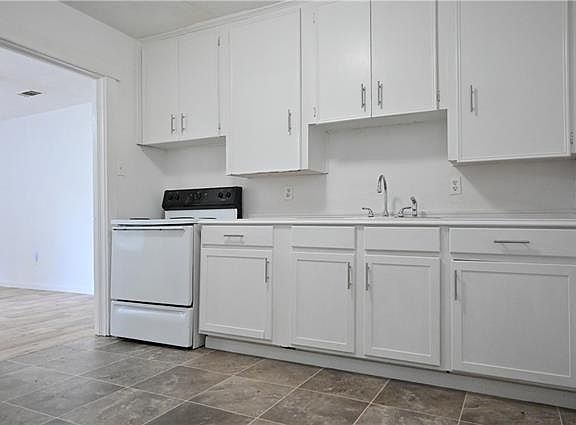 5th image of 2401 Albert St