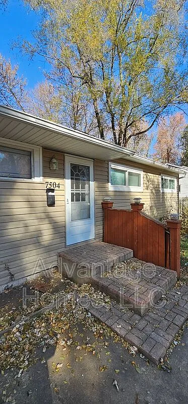 4 bed, 2.0 bath, 1100 sqft, $1,350 — Photo 2