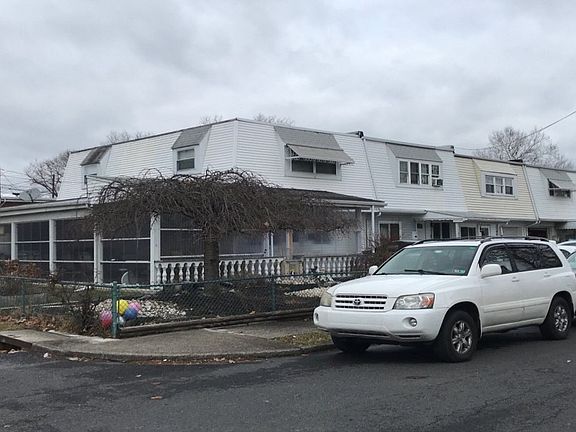 3rd image of 1827 E Cedar St