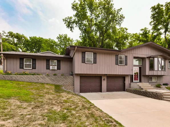 805 Valley Dr, Crescent, IA 51526