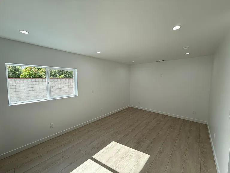 16918 Bassett St — Photo 2