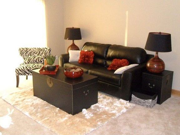 The investor of this unit will sell this unit completely furnished making it a perfect investment or