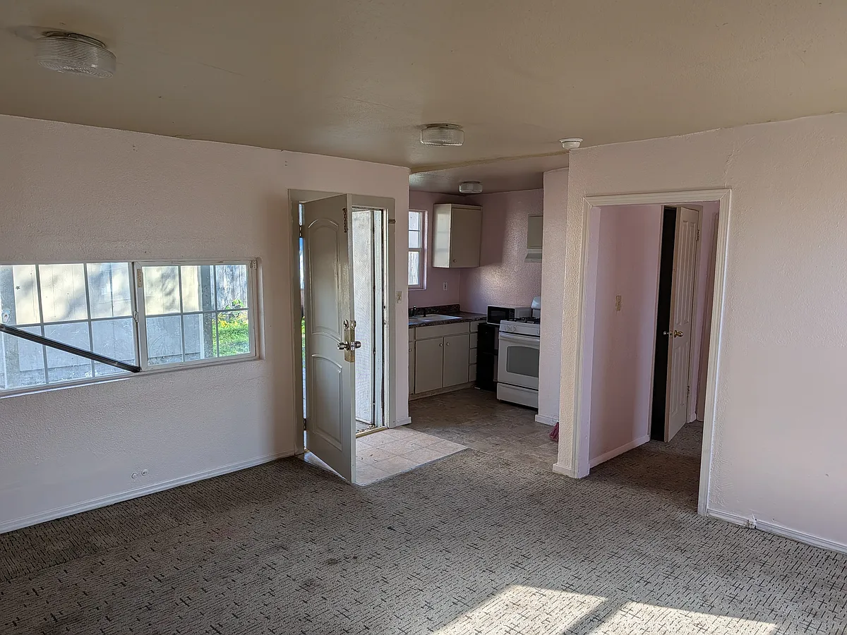 Building Photo - 1227 Hiawatha Ave #B