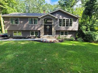 9 Hearthstone Dr, Kinnelon, NJ 07405