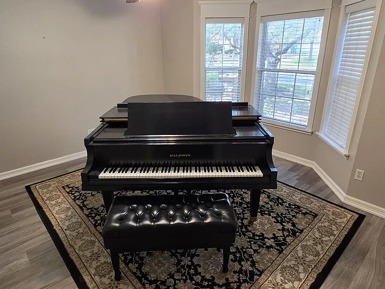 The piano does not come with the house rental