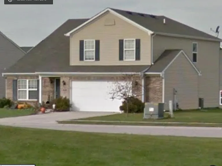 FRONT VIEW. THE HOUSE FACES A GREEN AREA