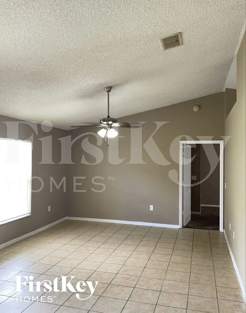 3 bed, 2.0 bath, 1300 sqft, $1,895 — Photo 2