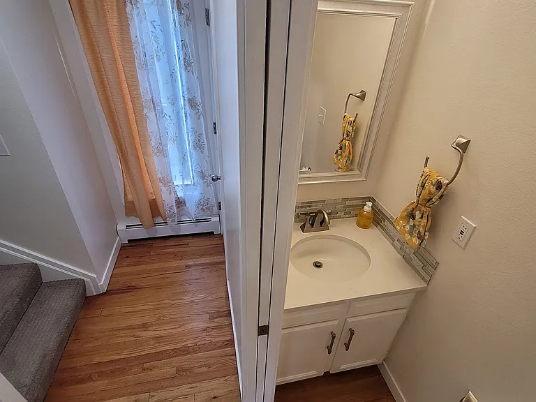 middle floor bathroom