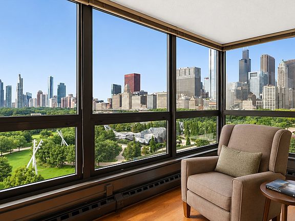 3rd image of 360 E Randolph St APT 901