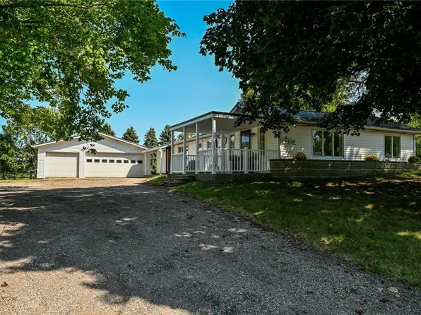 3395 Kinsley Dr NE, Hartville, OH 44632