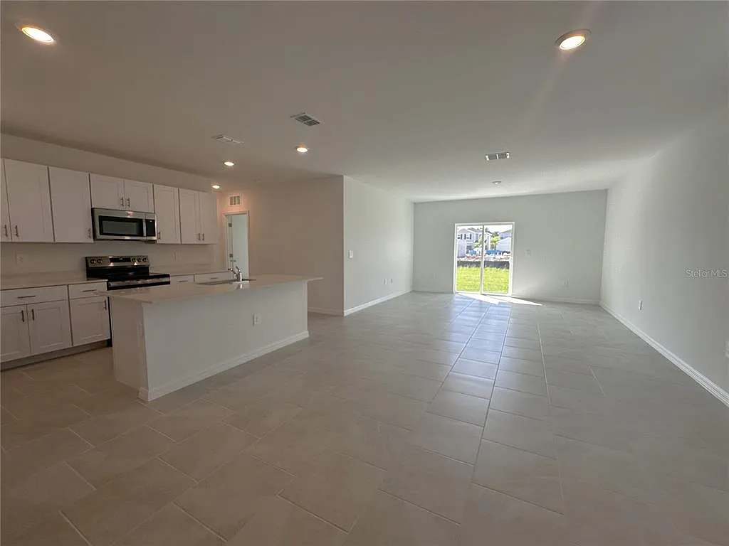 6 bed, 3.0 bath, 2463 sqft, $2,650 — Photo 2
