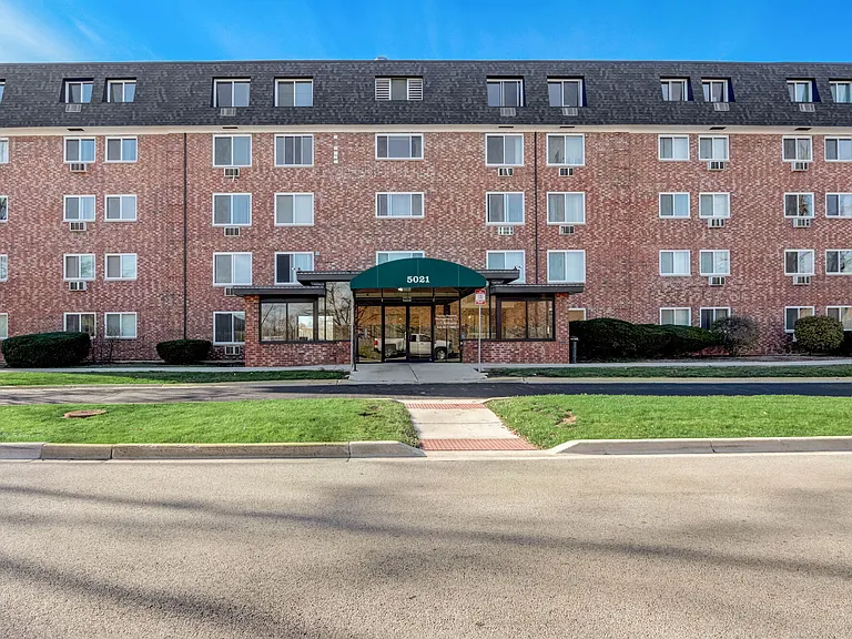 Bartlett Court Apartments — Photo 9