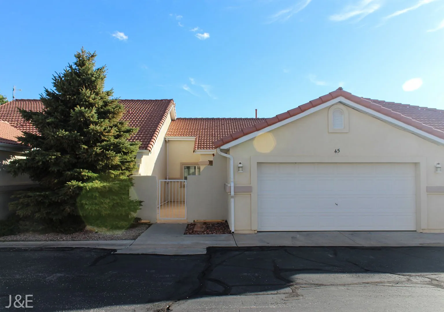 Cozy 2 Bed 2 Bath Home in Fiddlers Canyon — Photo 1