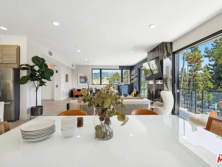 137 N Doheny Dr #3 — Photo 16