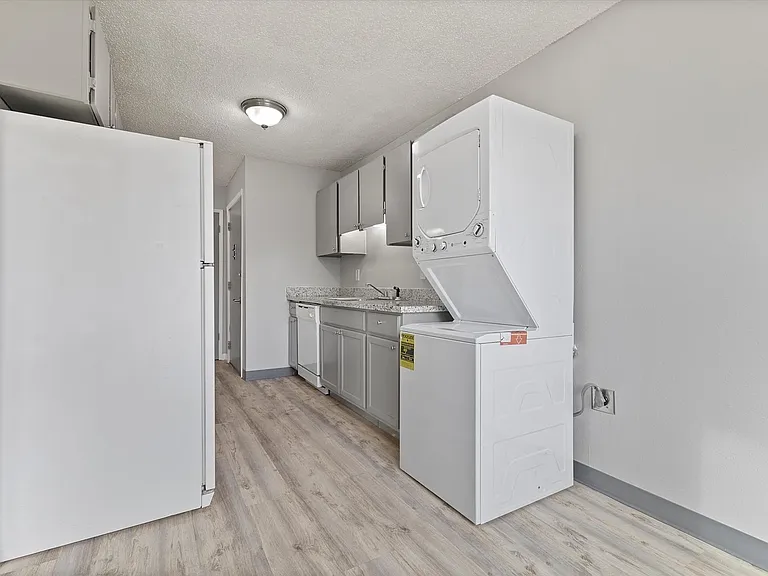 Executive East — Photo 32