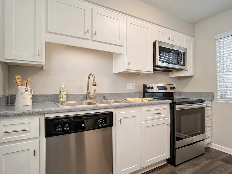 St. Charles Oaks Apartments — Photo 20