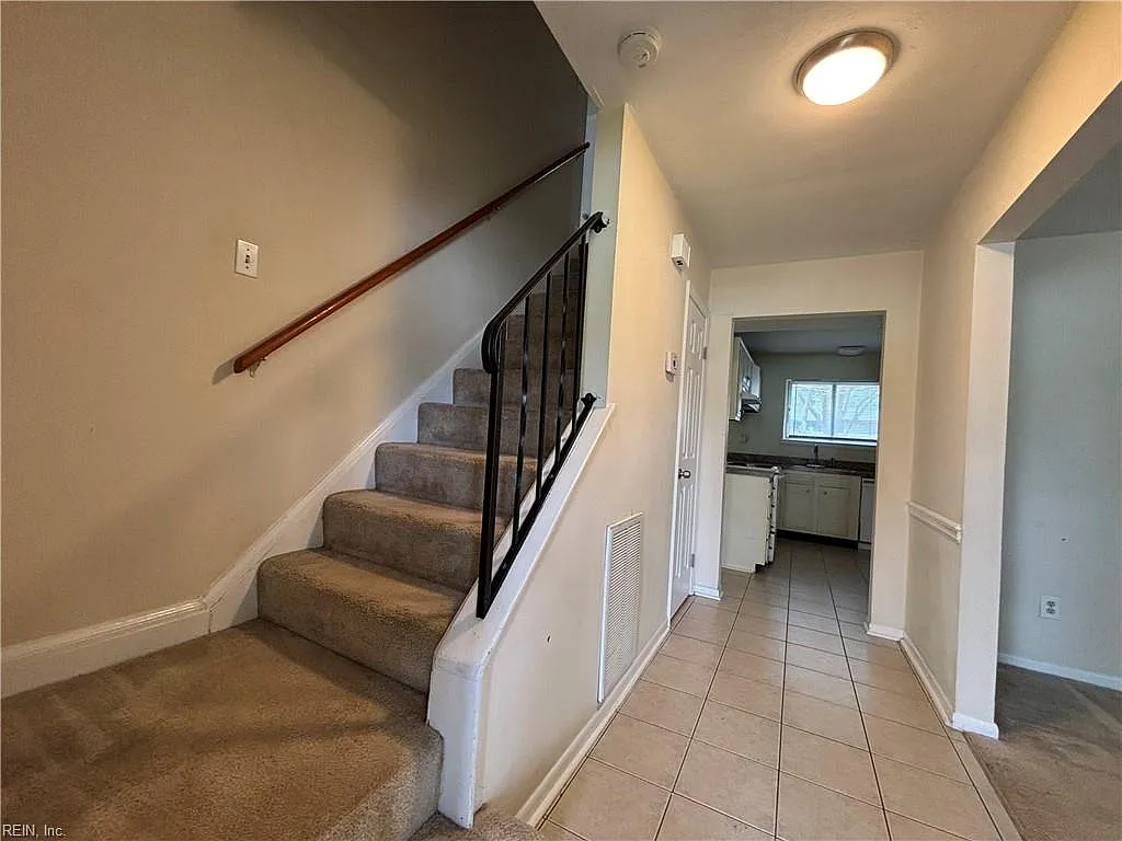 4 bed, 2.5 bath, 1656 sqft, $2,400 — Photo 2