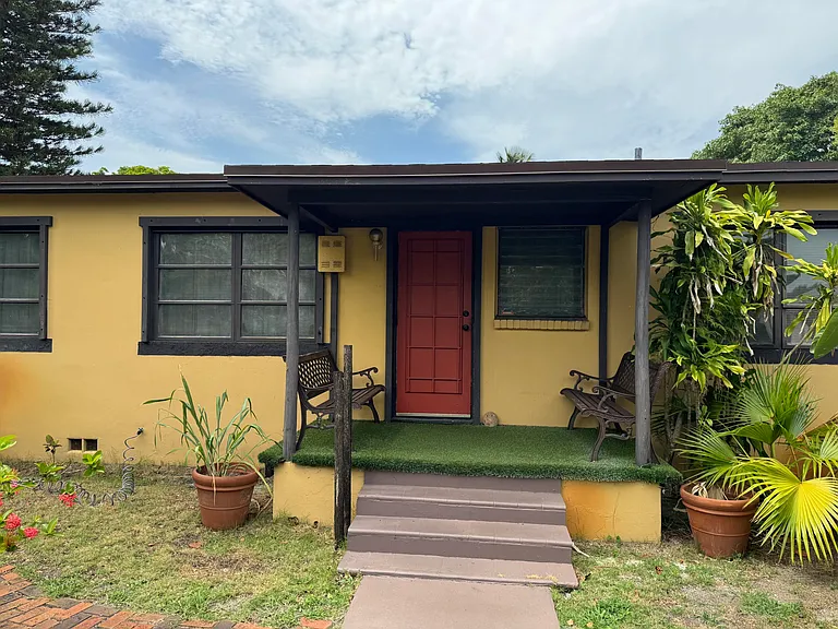 2919 Poinsettia Ave — Photo 2