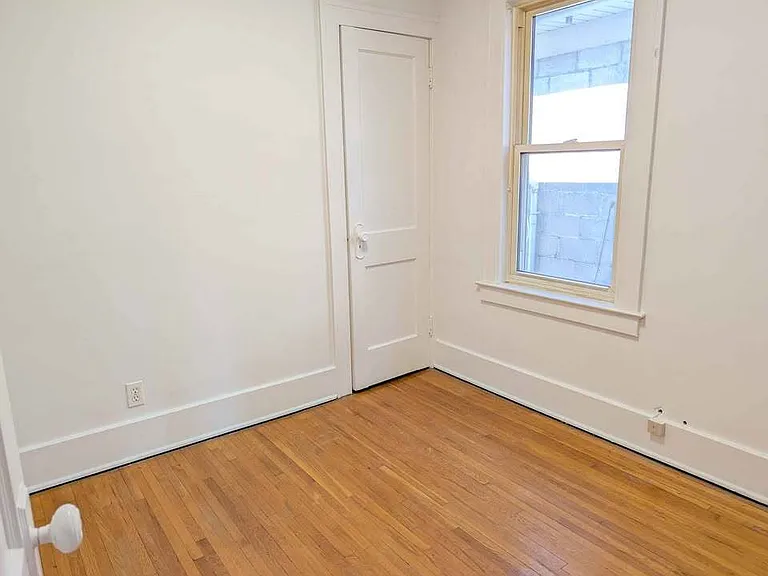 1091 Gladstone Ave — Photo 4