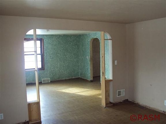 5th image of 217 Finch St S