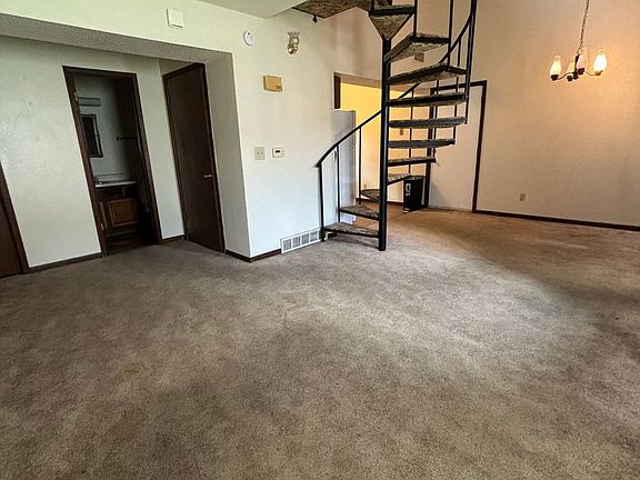 3rd image of 312 N Genevieve St