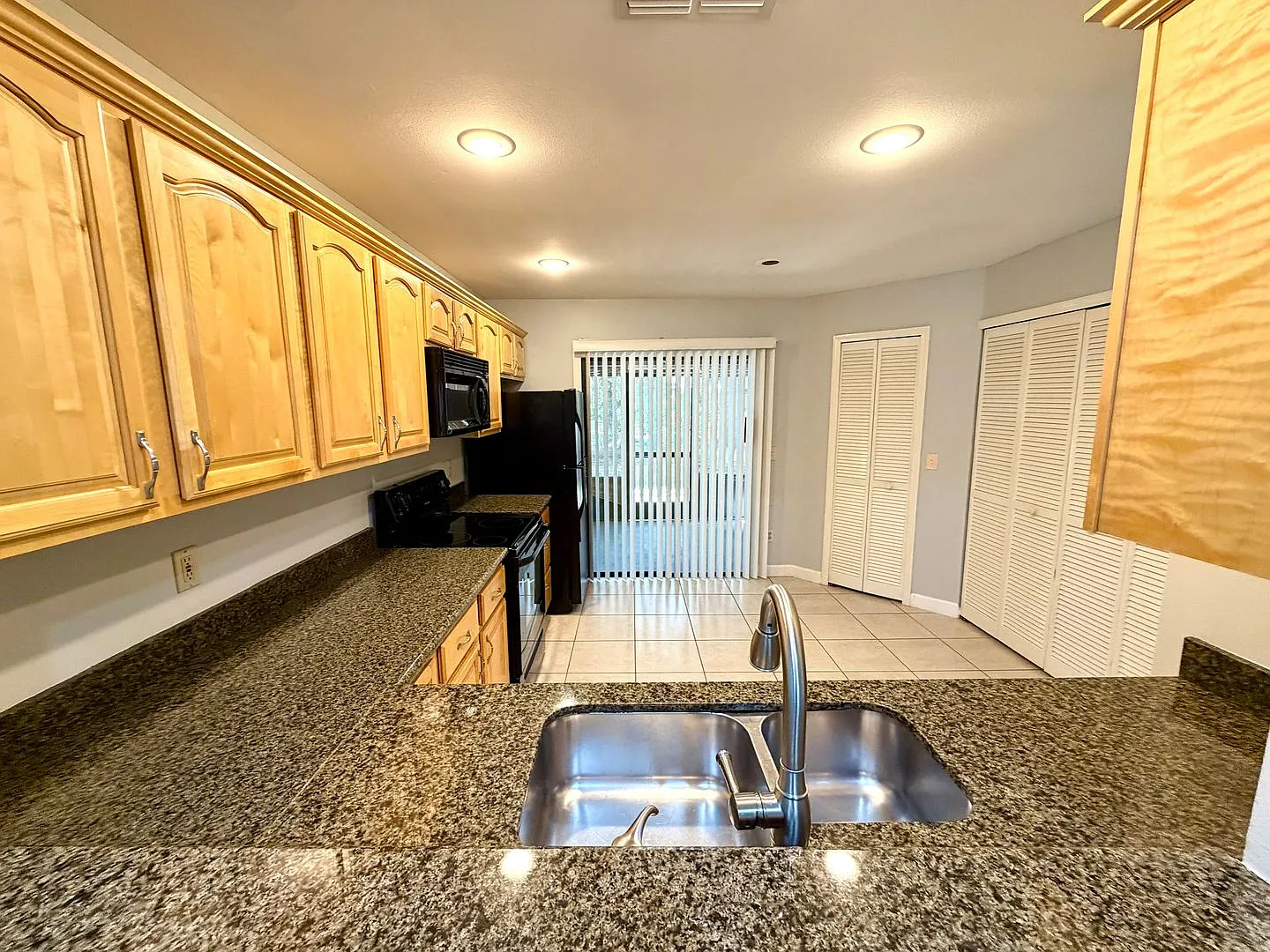 2-bedroom 2.5-bathroom condo in Faircrest — Photo 4