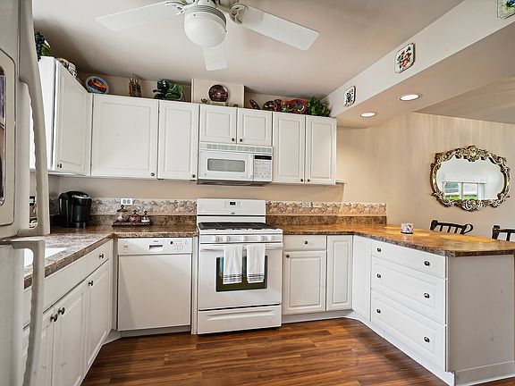 5th image of 18426 Lakeview Cir E