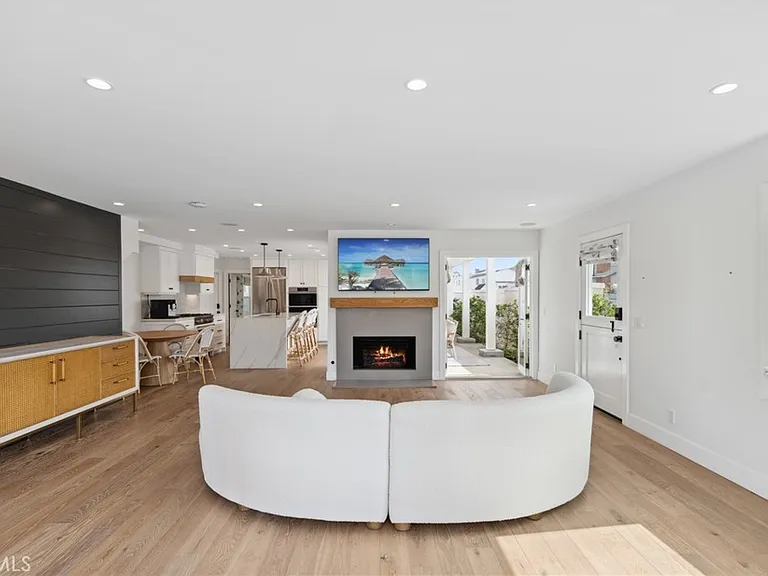 300 Coral Ave — Photo 4