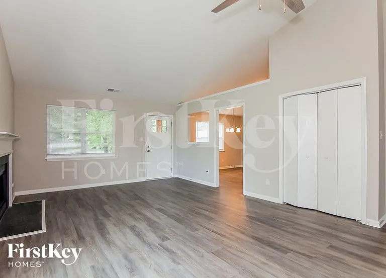 1320 Eagles Landing Dr — Photo 3