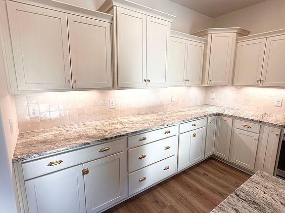 5th image of 2186 Fairfax Dr