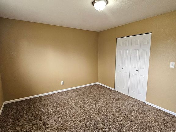4th image of 900-902 Lindberg Ln