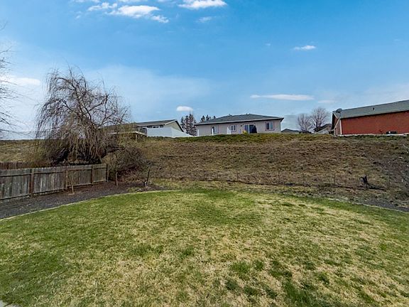3rd image of 1102 Golden Hills Dr
