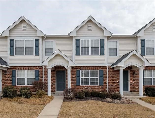 Welcome to this 2 Bedroom, 2 1/2 Bath Townhome located in Villages of Springhurst.