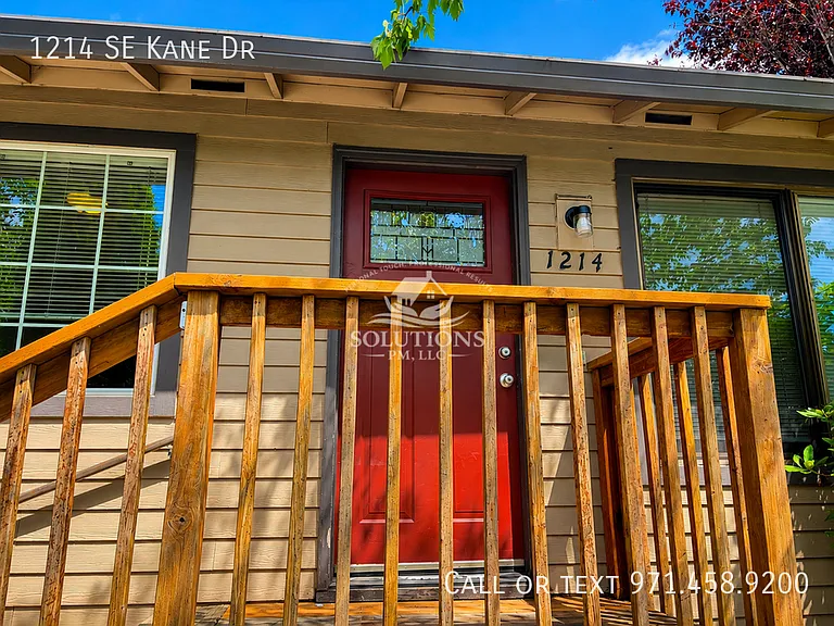 1214 SE Kane Dr — Photo 1