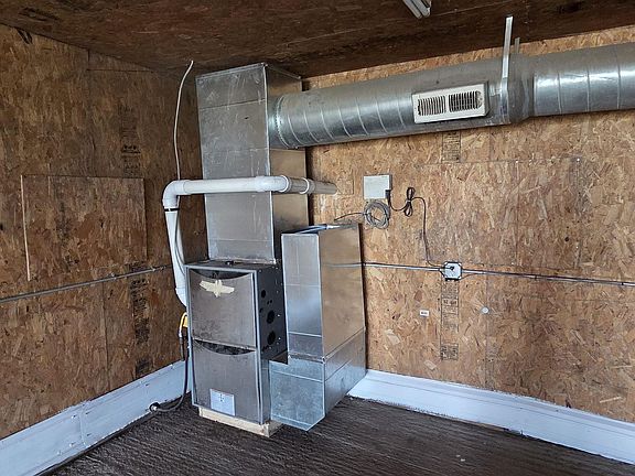 4th image of 920 Oak St