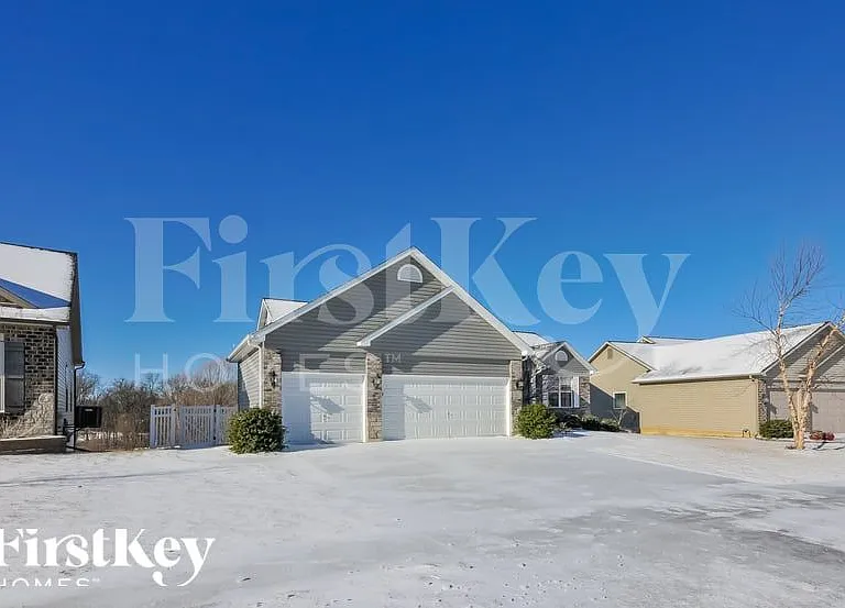 221 Lonepine Dr — Photo 2