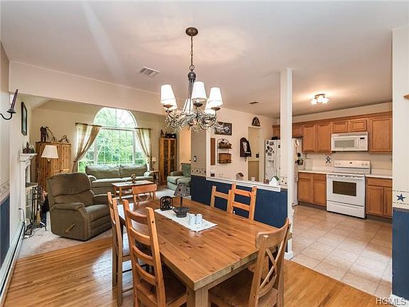 5th image of 300 Petticoat Ln