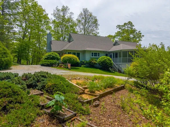 820 Country Walk, Franklin, NC 28734
