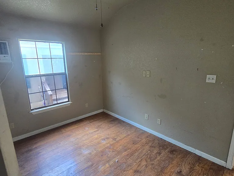 554 E 8th St #3 — Photo 4