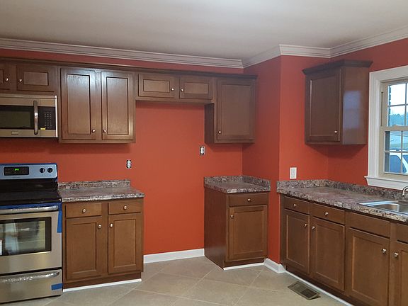 Eat in kitchen/new cabinets