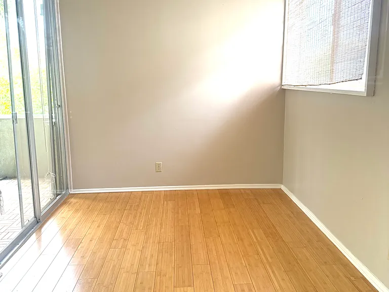 941 10th St #8 — Photo 5