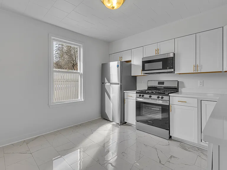 81 Beaver St — Photo 5