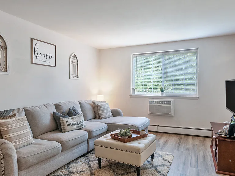 Coventry Place Apartments — Photo 15