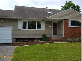 32 Ventura Dr, North Babylon, NY 11703
